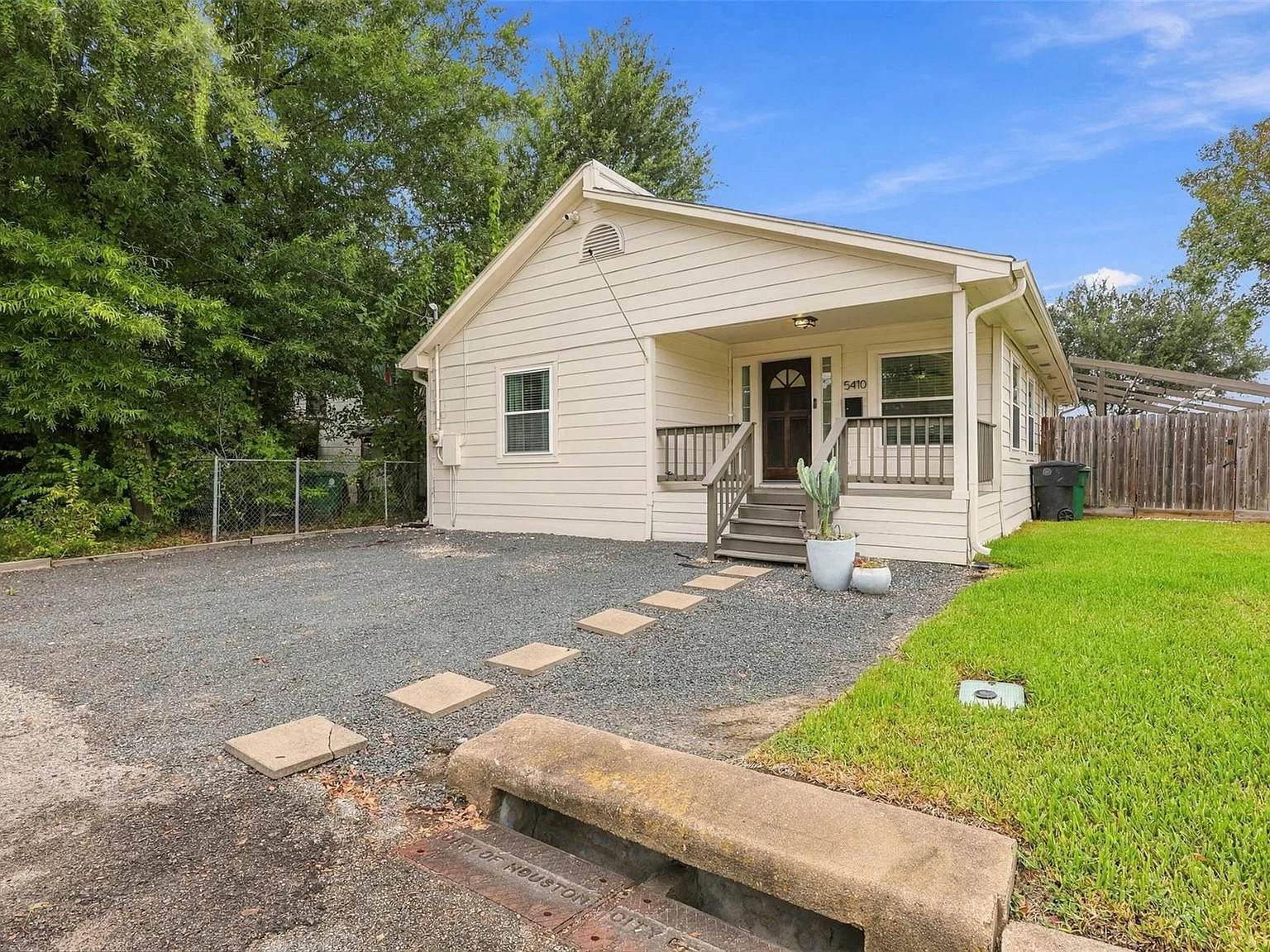 3 bed, 2.0 bath, 1524 sqft, $2,700 — Photo 3