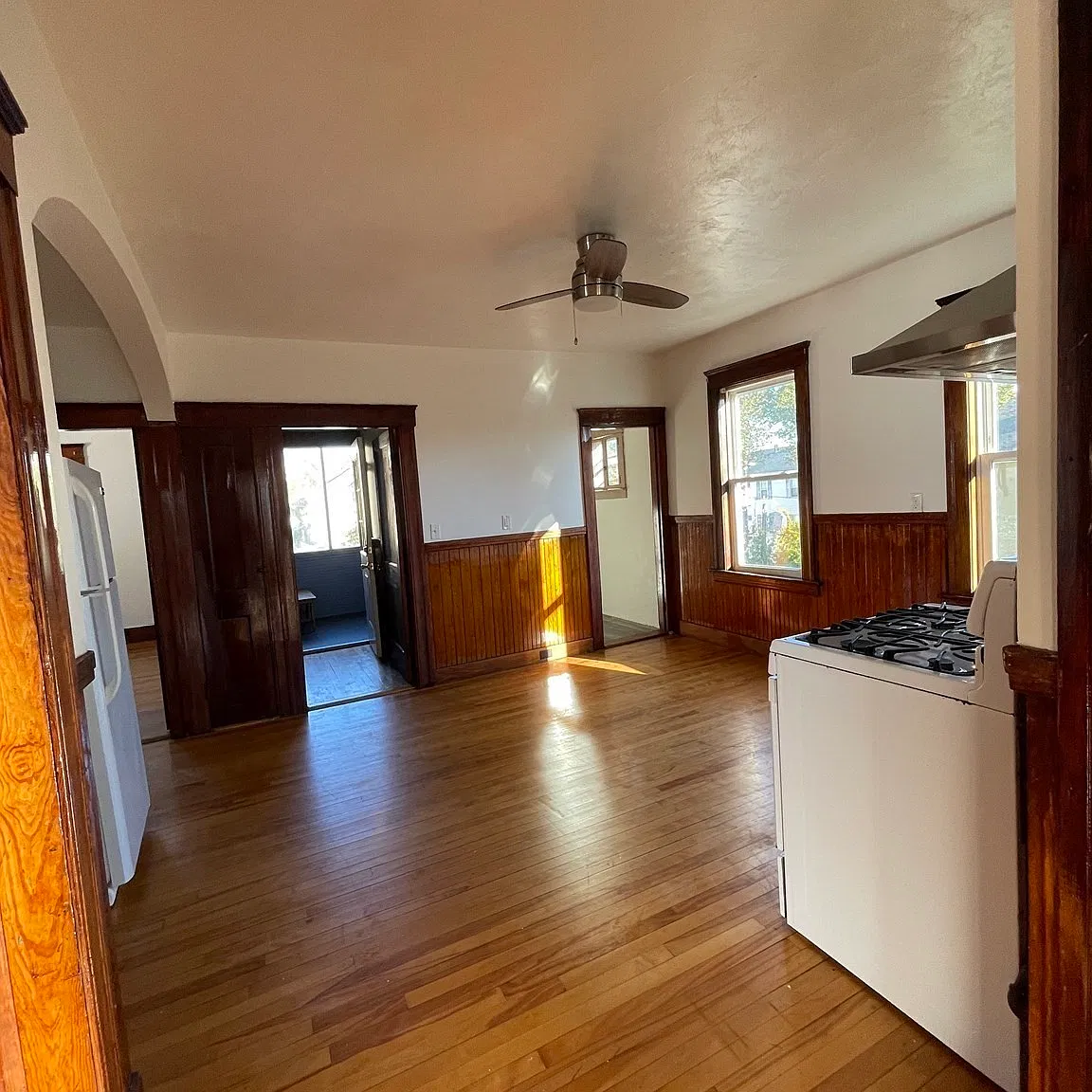 2 bed, 1.0 bath, 1128 sqft, $1,800 — Photo 2