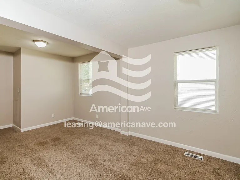 1833853_010_wm_-_main_bedroom_13116458.jpg