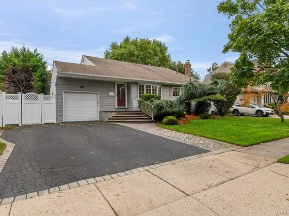 3 Jerold Street, Plainview, NY 11803