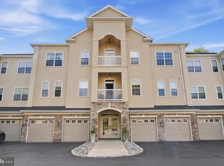2 Falcon Dr APT 301, Holland, PA 18966