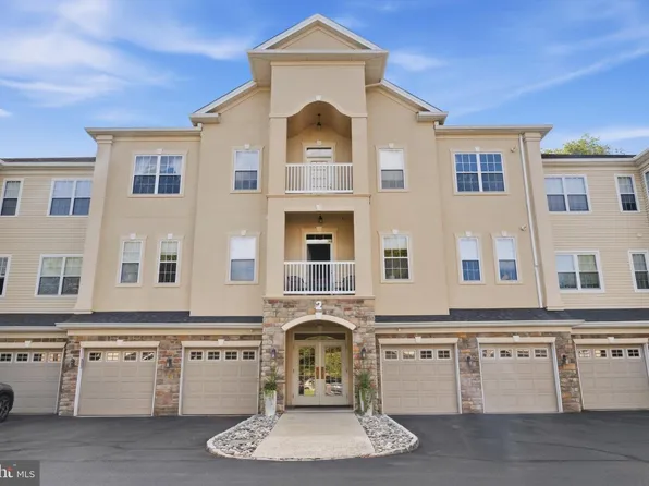 2 Falcon Dr APT 301, Holland, PA 18966