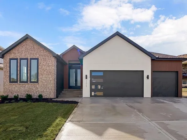 15665 W 165th St, Olathe, KS 66062