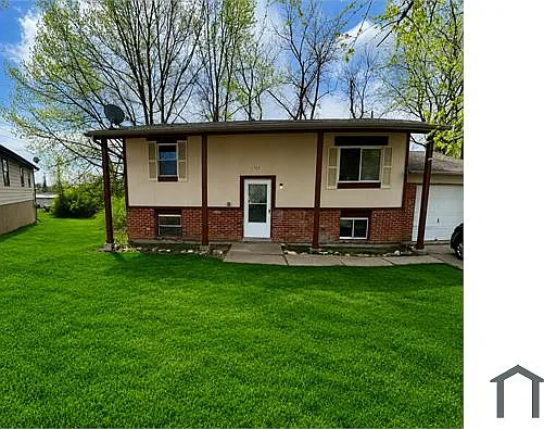 4 bed, 1000 sqft, $1,977 — Photo 1