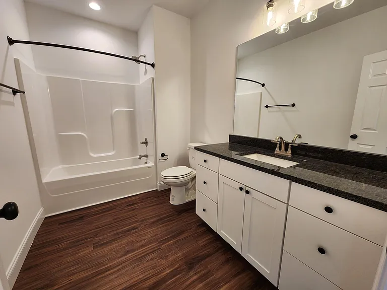 1090 Kinsey Dr — Photo 4