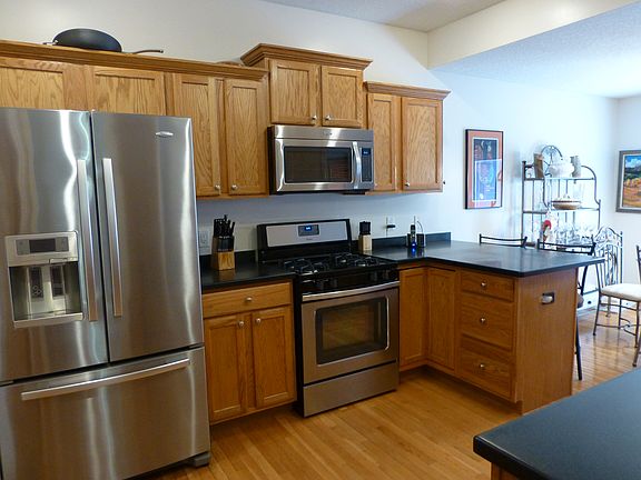 Kitchen w/ new ss appliances