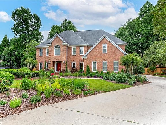 3rd image of 19 Winterberry Ct