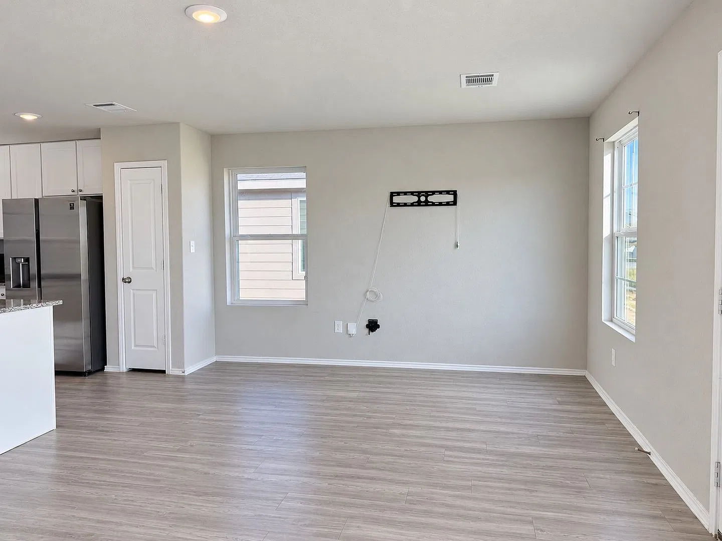 Charming 3BR Home with Open Floor Plan Near Lackland AFB & SeaWorld — Photo 4