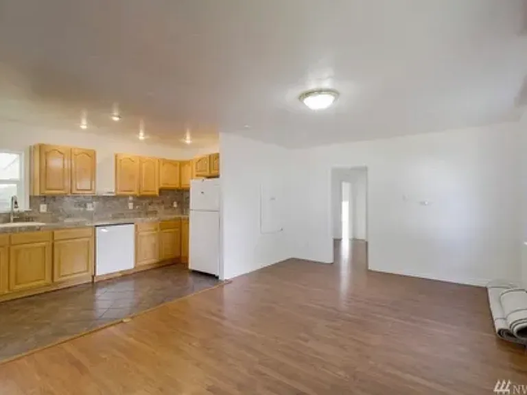 520 SE Date Ave — Photo 4
