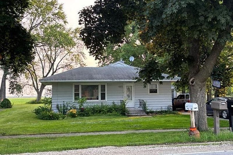 1st image of 1002 North St