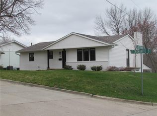 702 E Cronkhite St, Knoxville, IA 50138