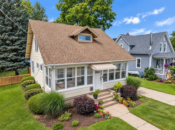 445 Pleasant St, Woodstock, IL 60098