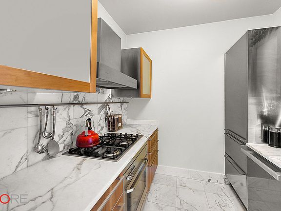 4th image of 25 Columbus Cir #69E