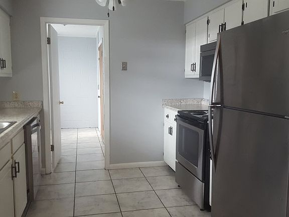 3rd image of 814 NW Oaklawn Ter