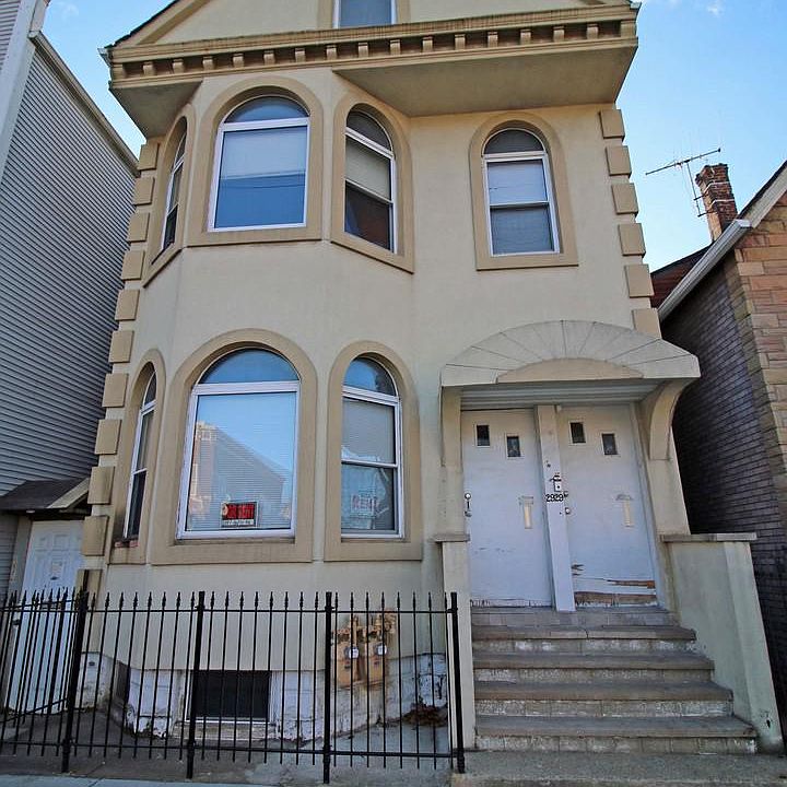 1st image of 2929 W Belmont Ave #1