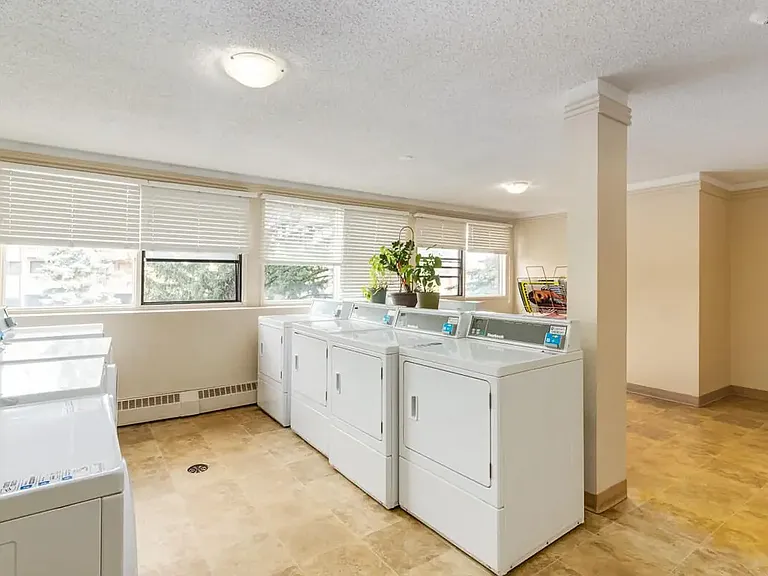 1825 Woodview Dr SW — Photo 42