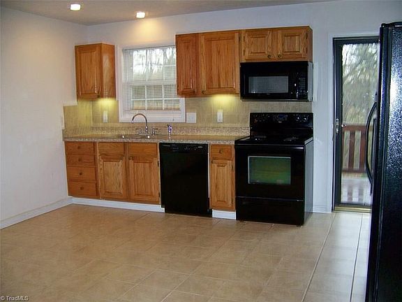 5th image of 143 Southwycke Ln