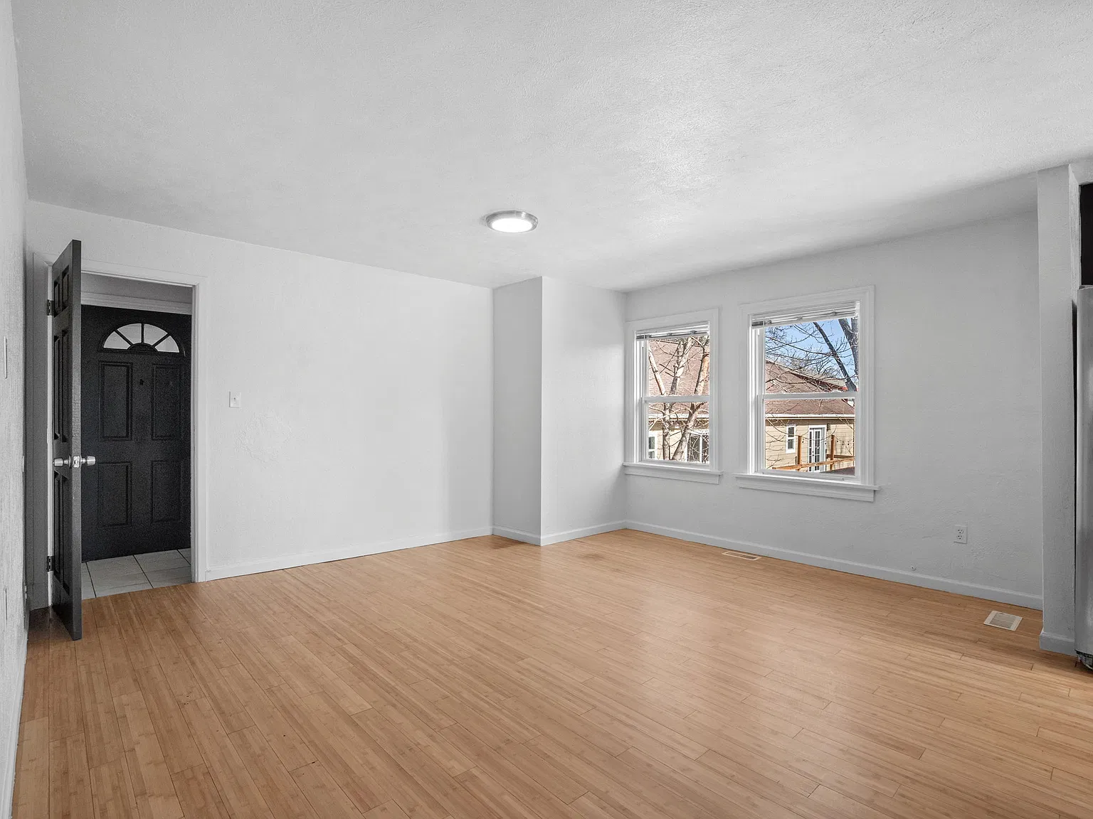 5 bed, 2000 sqft, $2,900 — Photo 4
