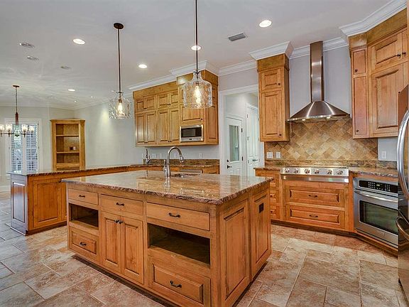 4th image of 300 Fairpoint Dr
