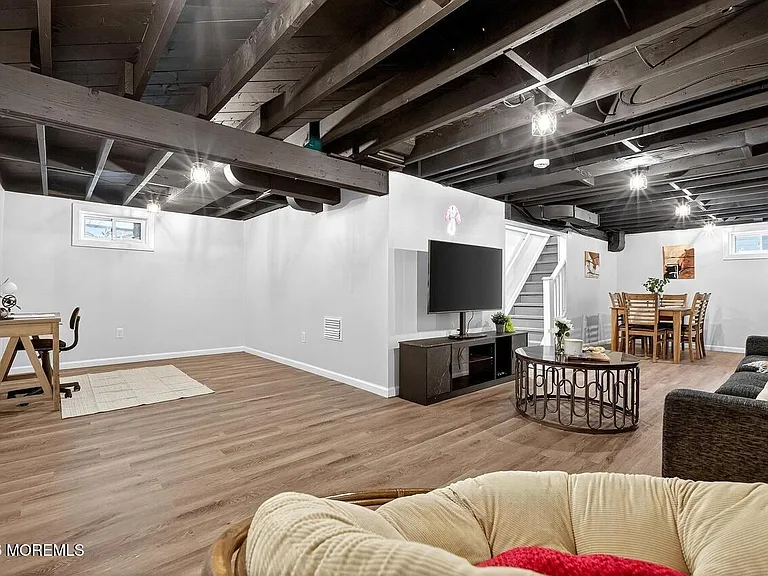 5 Lois Ave — Photo 4