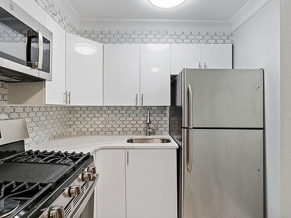3rd image of 133 Grand St APT 4A