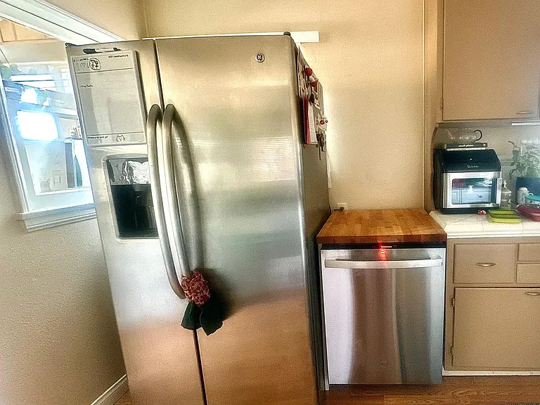 Refrigerator & Dishwasher included