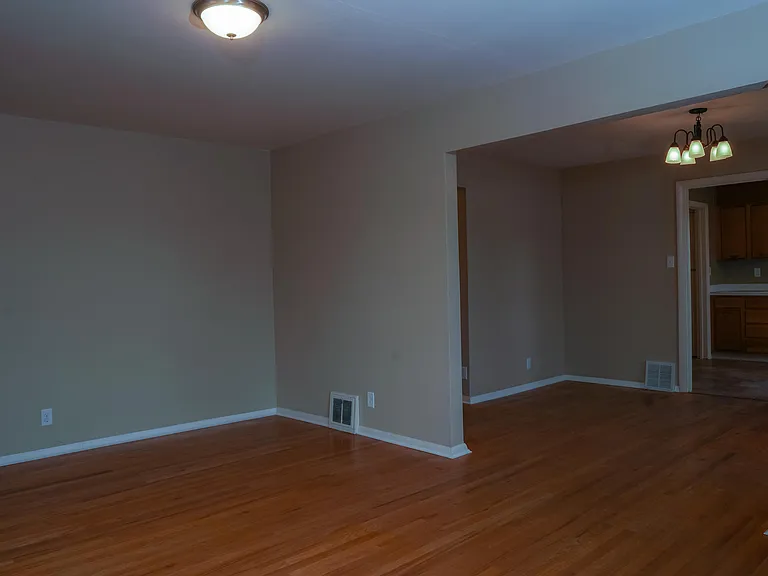 1528 Clark Ave — Photo 8