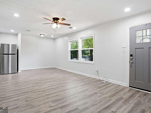 5th image of 923 Redford Dr SE