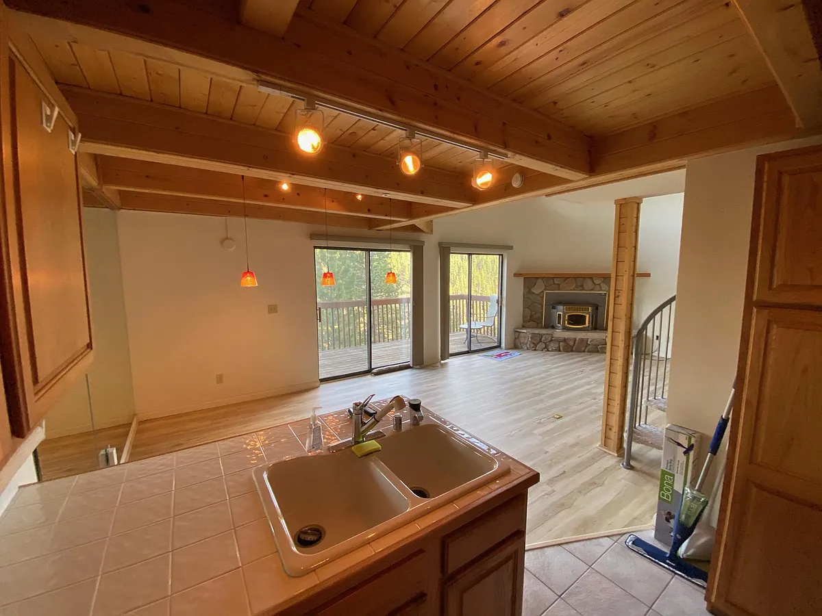 main floor has a nice open floor plan for entertaining - 400 Fairview Blvd #117