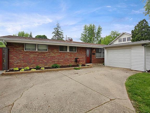 3rd image of 708 E Dorothy Ln