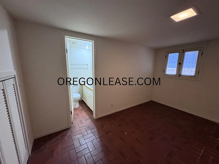 1223 Ferry St #7 — Photo 9