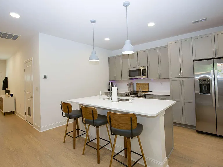 381 James St — Photo 13
