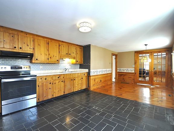 4th image of 466 Summer St