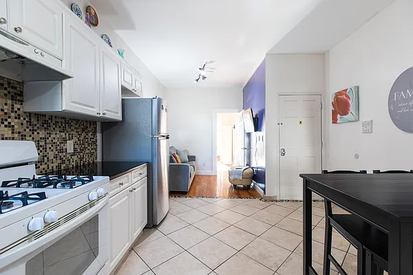 Rented by Apple Realty Group Corp | media 6