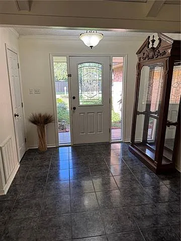 3 bed, 2.0 bath, 1800 sqft, $2,200 — Photo 2