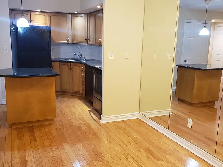 270 Wellington St W #502 — Photo 8