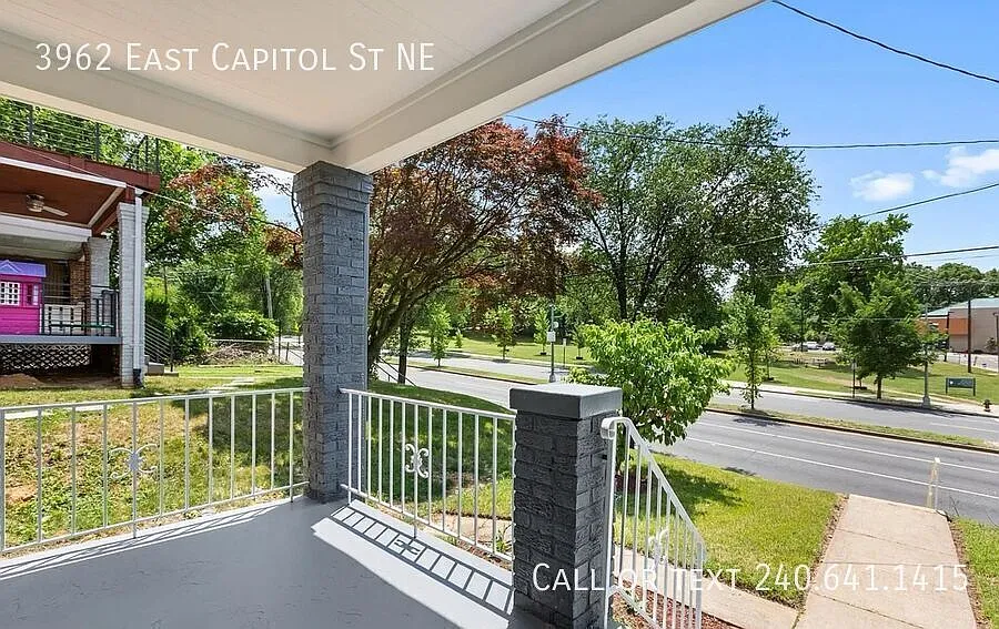 Lovely 2 BR + Den / 2 BA Home in East Capitol Street! — Photo 4