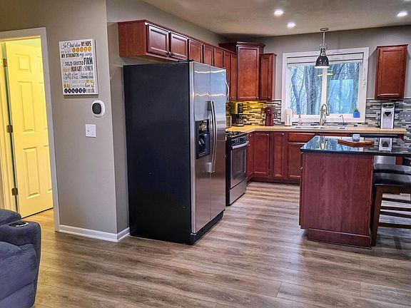 4th image of 453 Green Meadow Ct