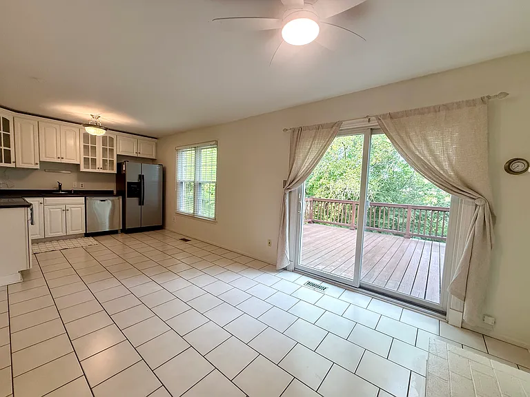 8267 Clifton Farm Ct — Photo 6