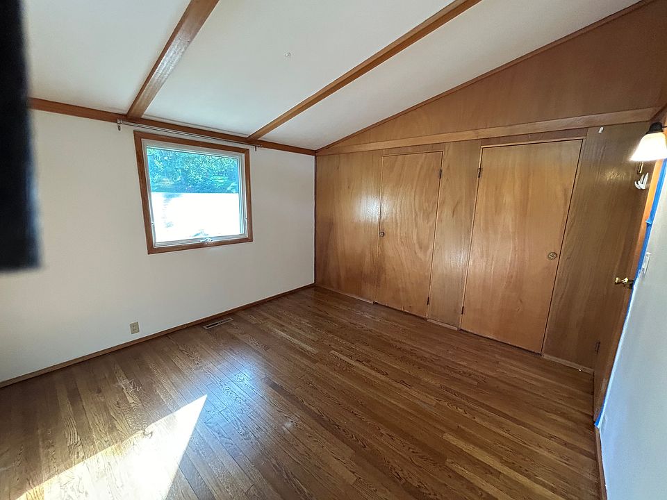 1st image of 1042 Diversey Dr