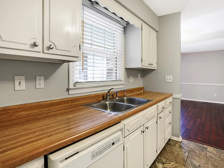 9803 Lakewood Dr W — Photo 30