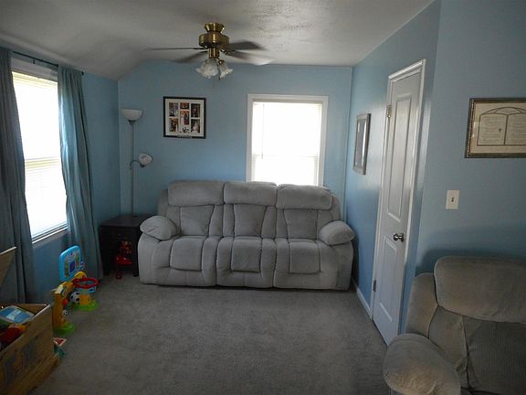 2nd image of 225 E Farneman St