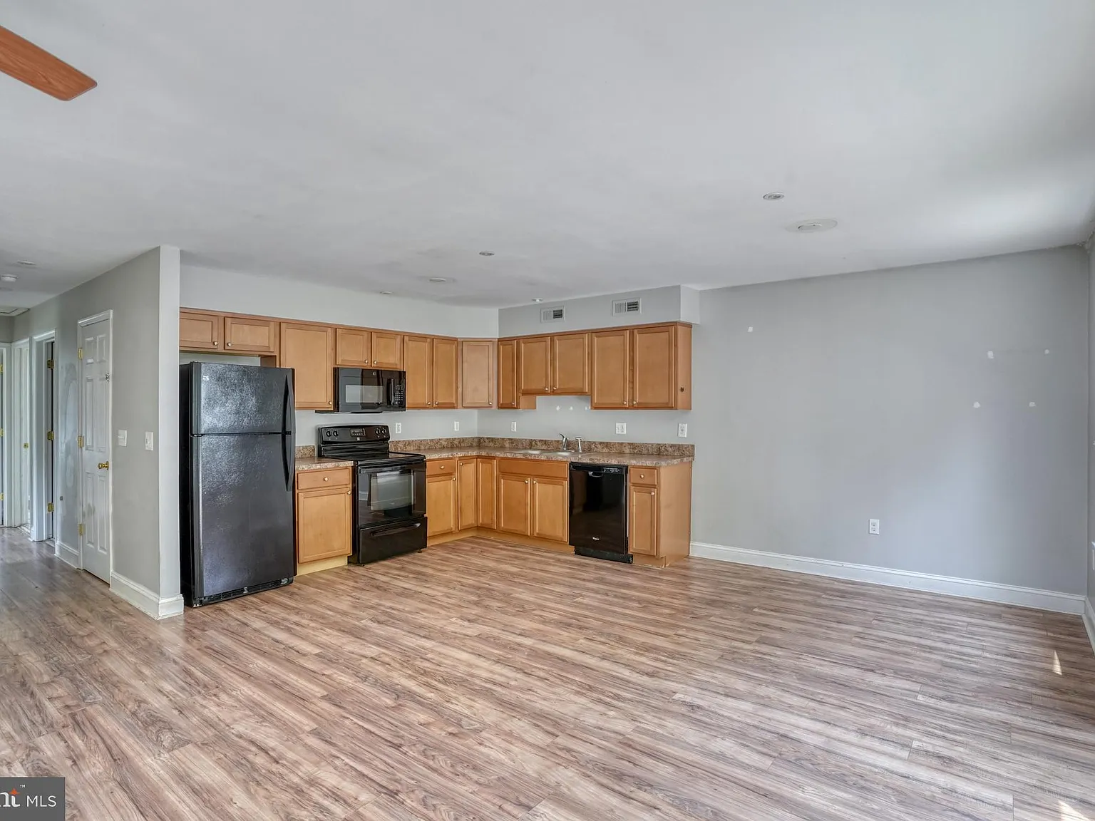 3 bed, 1.5 bath, 975 sqft, $2,000 — Photo 3