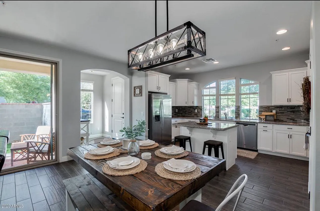 4 bed, 2514 sqft, $2,499 — Photo 2