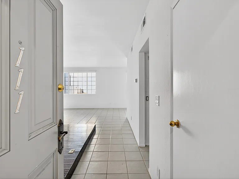 Woodman Ave Apartments — Photo 16