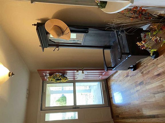 3rd image of 107 Carriage Dr