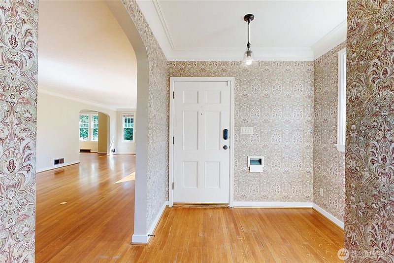 2nd image of 724 Valencia Street