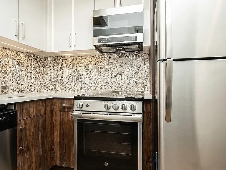 98 Meserole St #2L — Photo 2