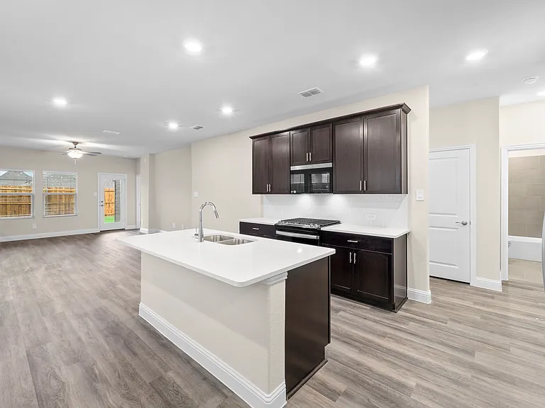 603 Hemingway Ln — Photo 6