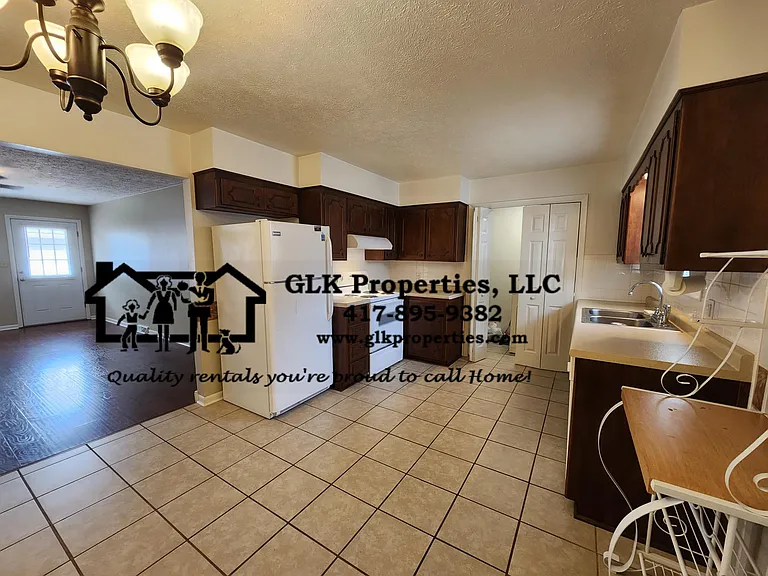 302 N Burton Ave — Photo 4